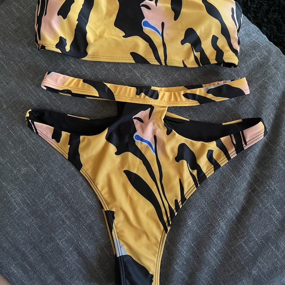 Matte Collection M black, yellow and blue bikini